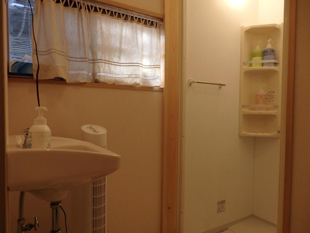 bagno con lavandino e finestra di Guesthouse Tamura a Nara