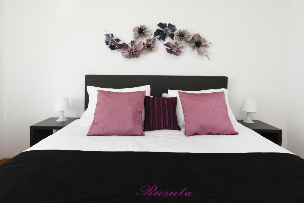 Postel nebo postele na pokoji v ubytování Apartments Rusula Zadar