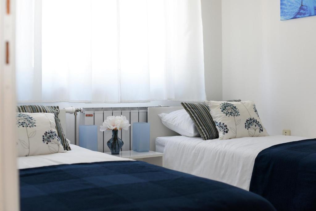 Postel nebo postele na pokoji v ubytování Apartments Rusula Zadar