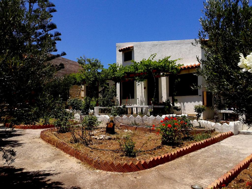 a house with a garden in front of it at Sunrise Apartments in Palekastron