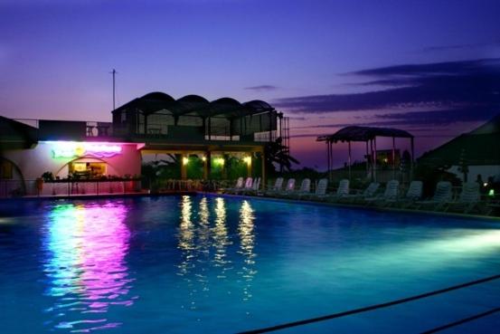 Bazén v ubytování Villaggio Hotel Club La Pace nebo v jeho okolí
