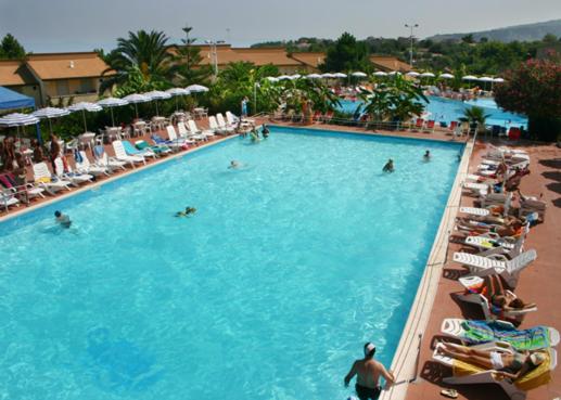 Bazén v ubytování Villaggio Hotel Club La Pace nebo v jeho okolí