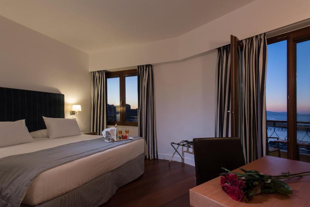 Postel nebo postele na pokoji v ubytování Porto Veneziano Hotel