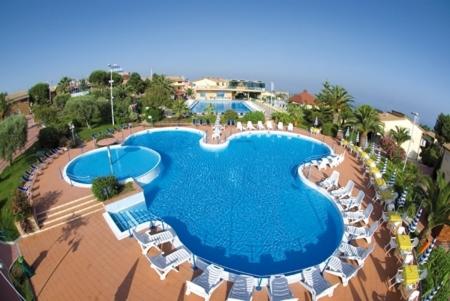 Utsikt mot bassenget på Villaggio Hotel Club La Pace eller i nærheten