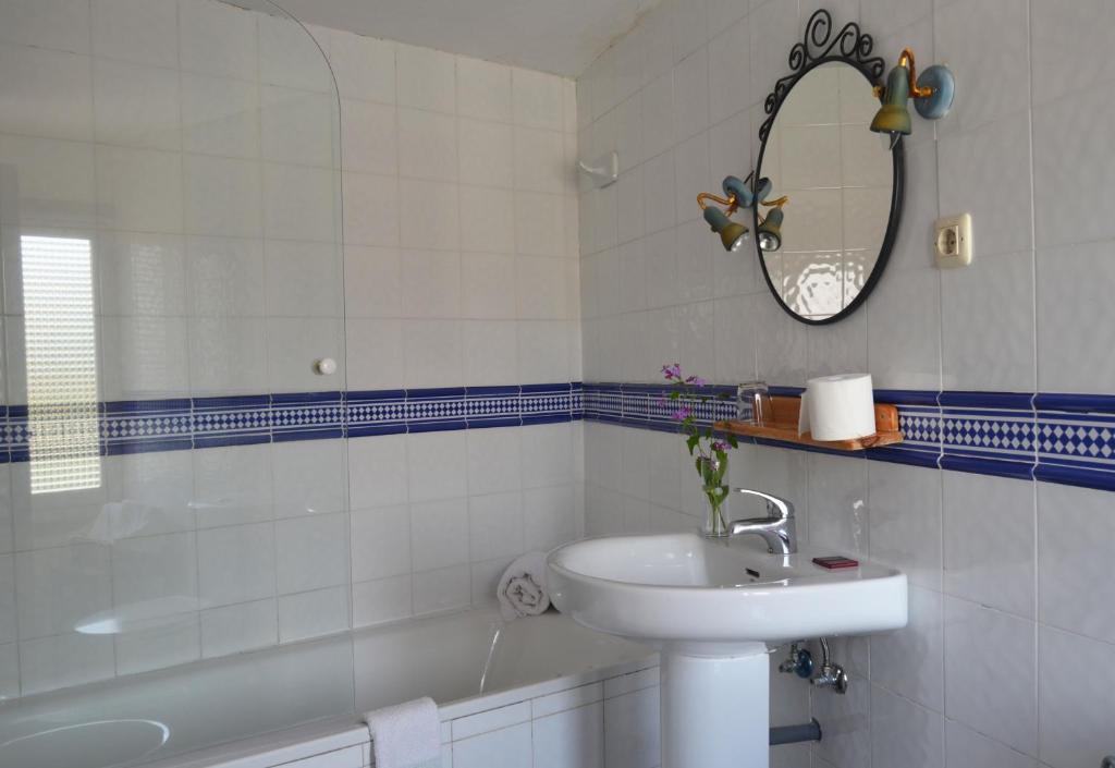 A bathroom at Hostal Refugio De Gredos