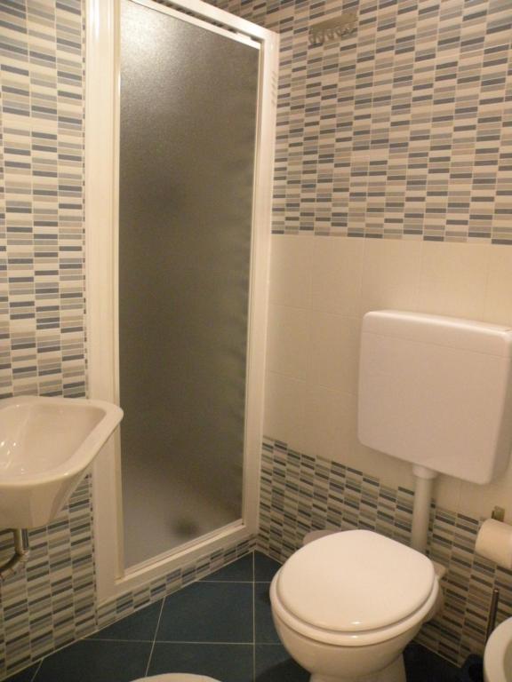 A bathroom at Al Blu Ortigia Apartments