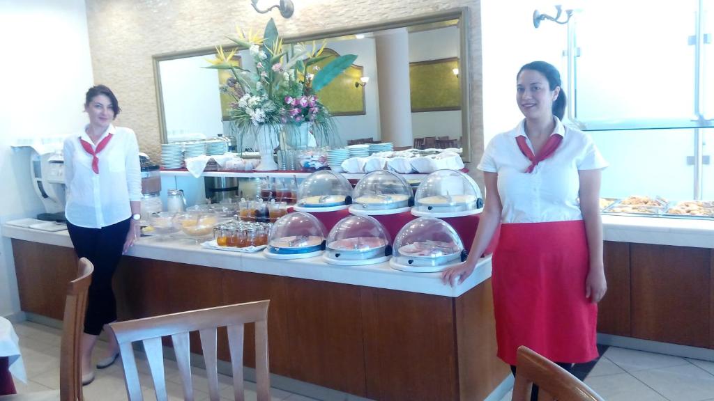 Členové personálu v ubytování Elektra Beach Hotel