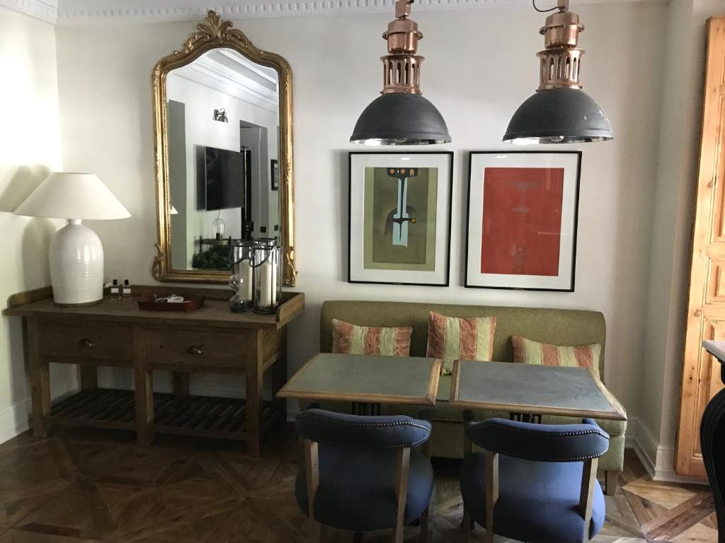Apartment Suite Carranza في مدريد: غرفة طعام مع طاولة ومرآة