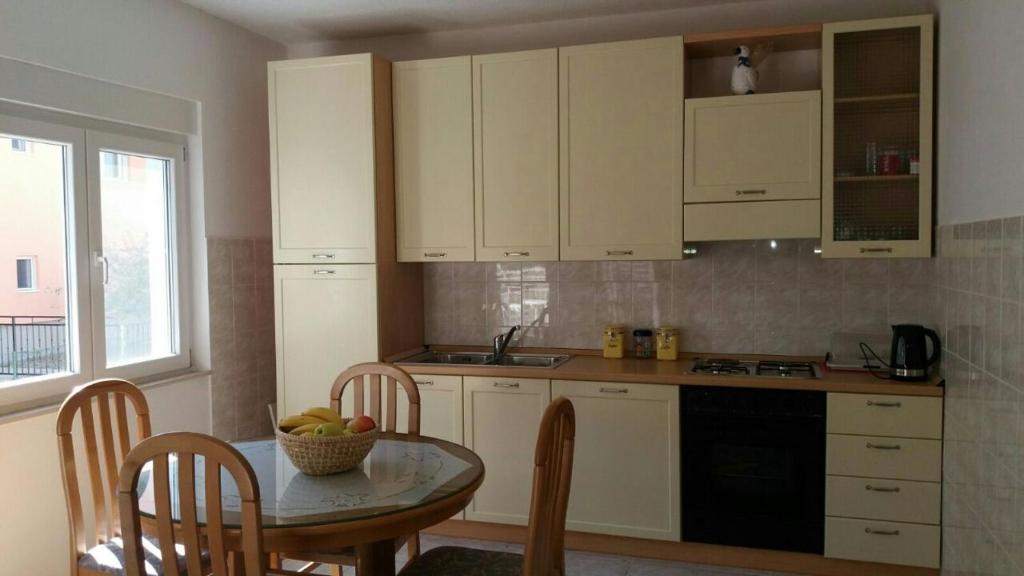 Kuchyňa alebo kuchynka v ubytovaní Apartment Sano