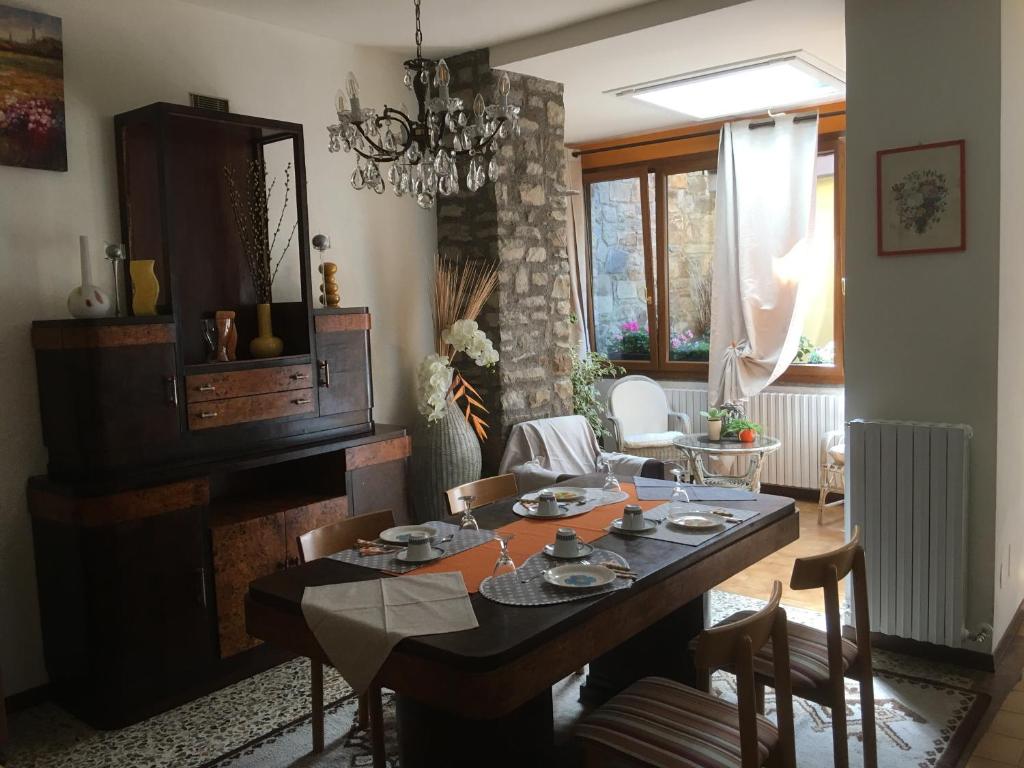 - un salon avec une table à manger et des chaises dans l'établissement Appartamento Turistico Dal Morino, à Castiglione dei Pepoli