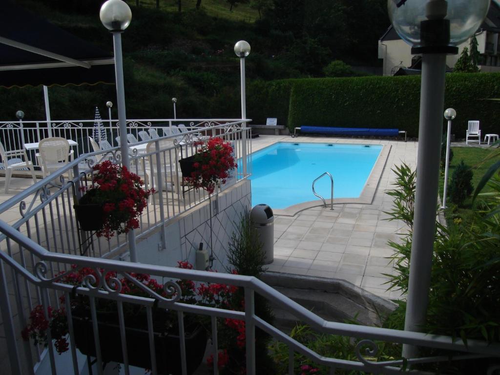 Bazén v ubytování Hôtel Beauséjour nebo v jeho okolí