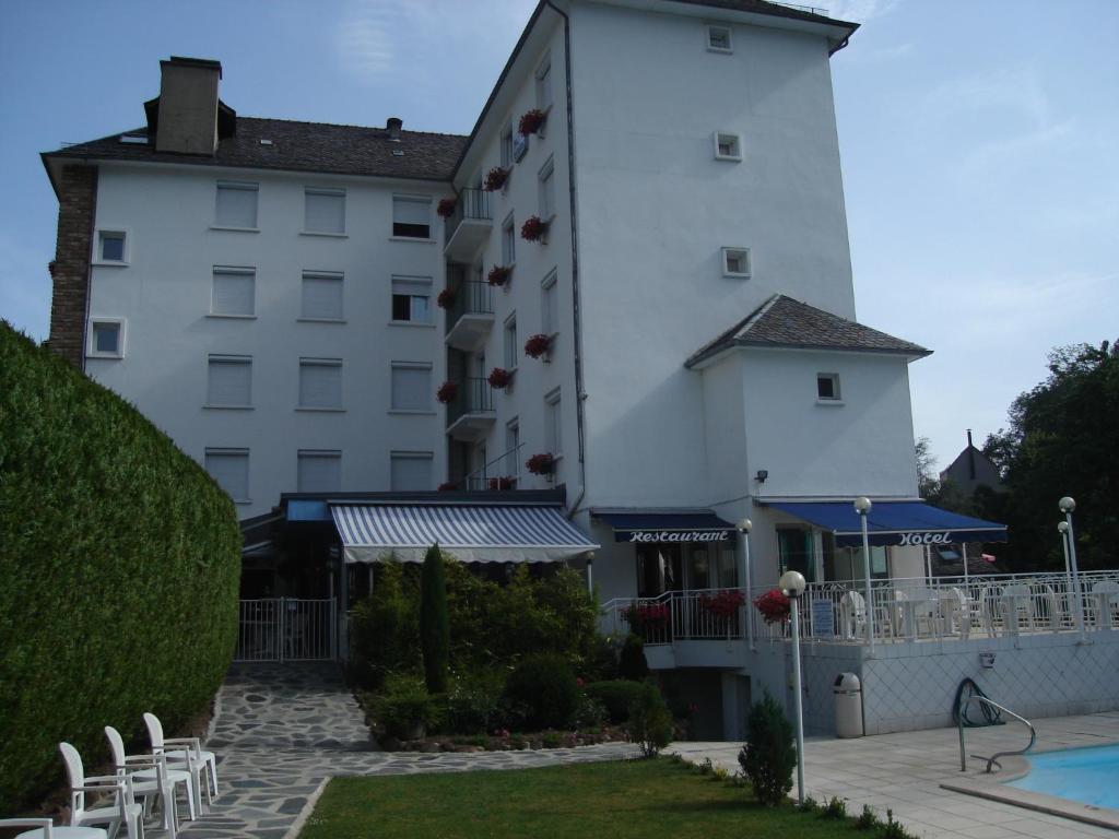 Bazén v ubytování Hôtel Beauséjour nebo v jeho okolí