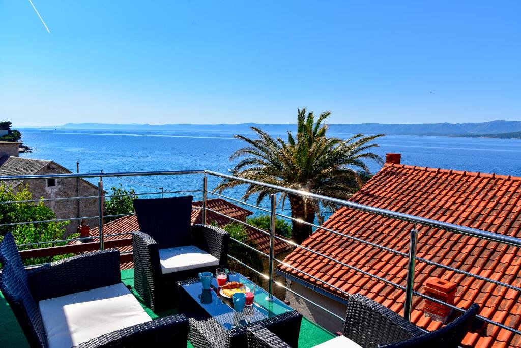 balcone con sedie, tavolo e vista sull'oceano di Sea Pearl Residence - Top beachfront location apartments in Bol centre a Bol