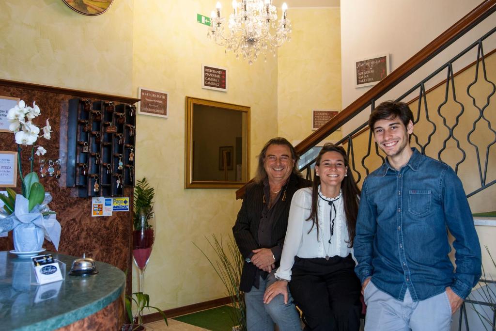 un groupe de trois personnes posant pour une photo dans l'établissement Locanda San Biagio, à Misano Adriatico