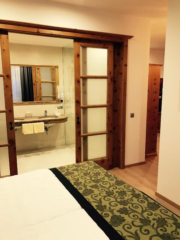 Postel nebo postele na pokoji v ubytování Genusshotel Goldene Rose