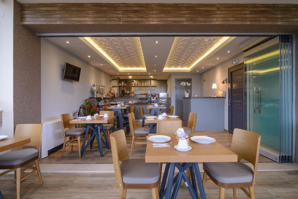Reštaurácia alebo iné gastronomické zariadenie v ubytovaní Athos Thea Luxury Rooms