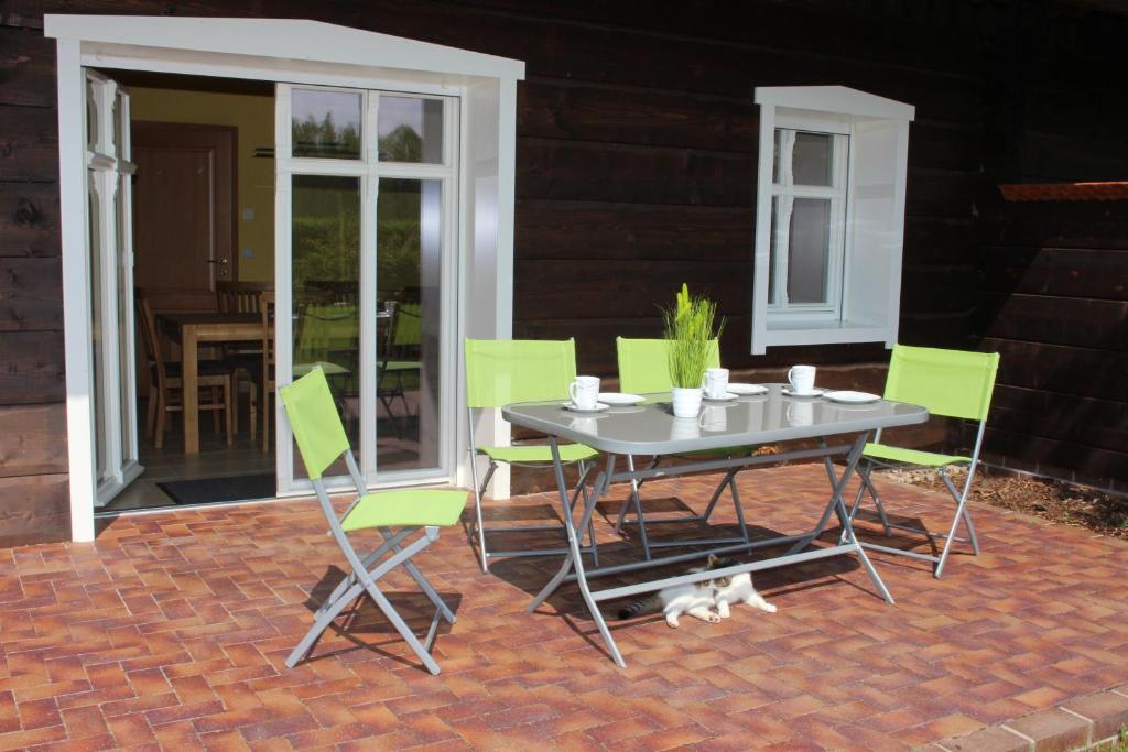 einen Tisch und Stühle auf einer Terrasse in der Unterkunft Haus Lutki in Burg