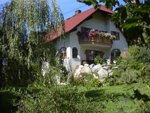 Casa blanca con balcón con flores. en Ferienwohnung Söllner, en Nagel