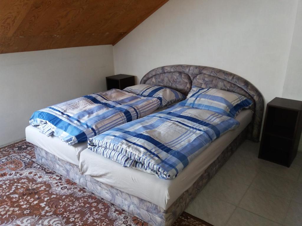 リプノ・ナト・ヴルタヴォウにあるLípa v ceste IYI sobota - sobotaのベッドルーム1室(青と白の枕が備わるベッド1台付)
