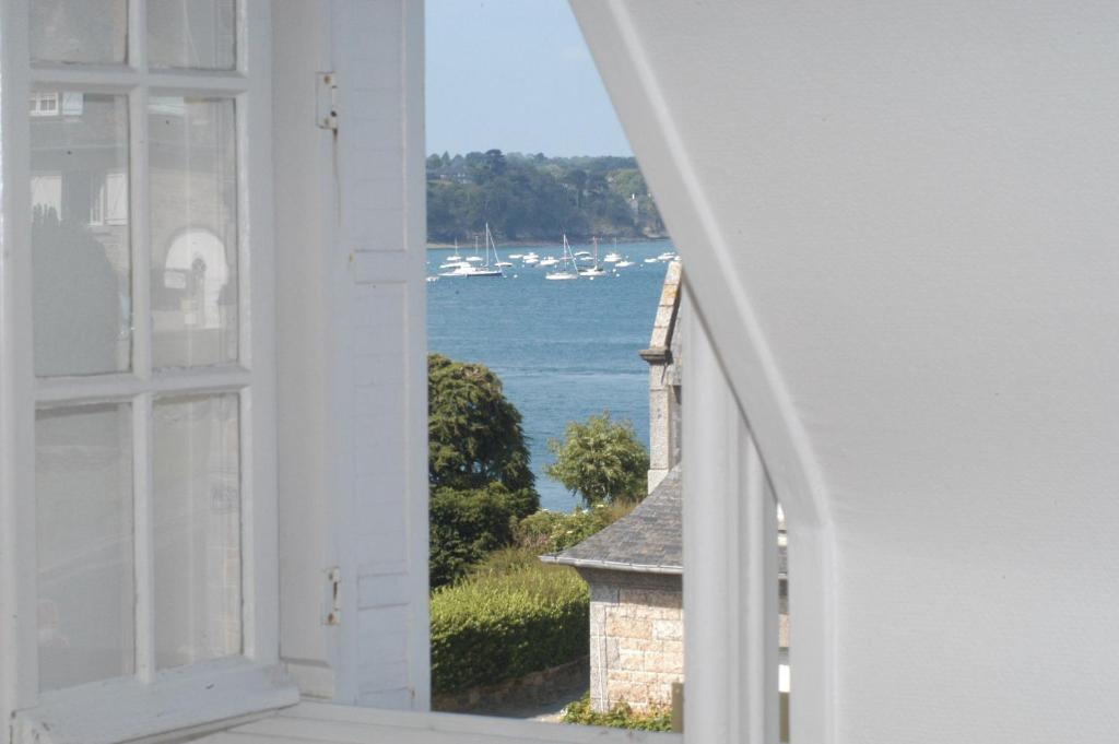 an open window with a view of the water and boats at Appartement Solidor Vue Mer in Saint Malo