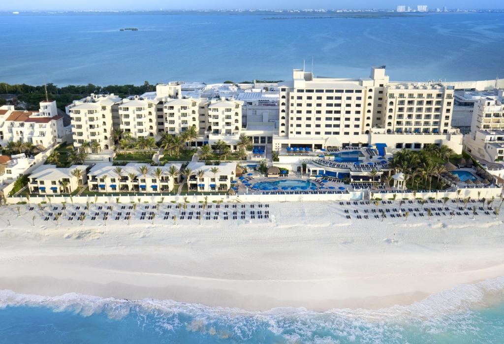 - une vue aérienne sur la plage du complexe dans l'établissement Occidental Tucancún - All Inclusive, à Cancún