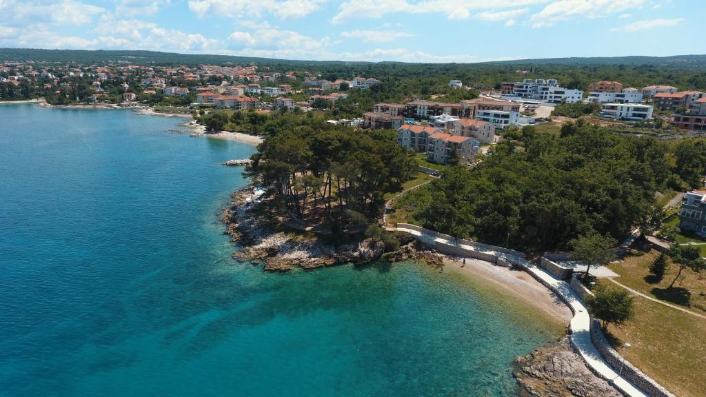 an aerial view of a beach next to the water at Apartments Mare & Mons Deluxe in Malinska