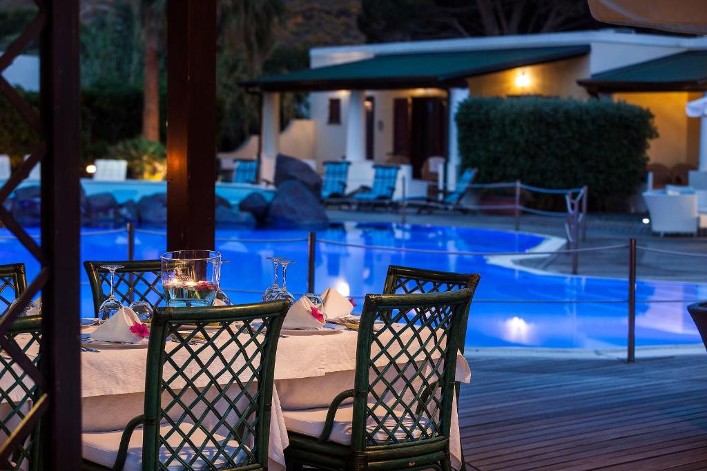 Bazén v ubytování Hotel Orsa Maggiore nebo v jeho okolí
