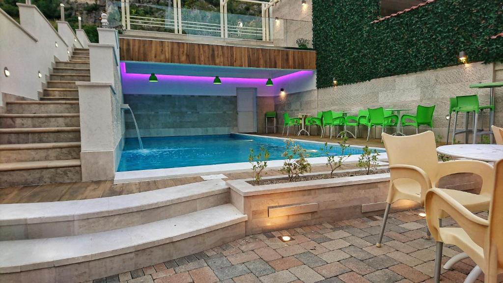 Bazén v ubytování Hotel Villa Nadin nebo v jeho okolí
