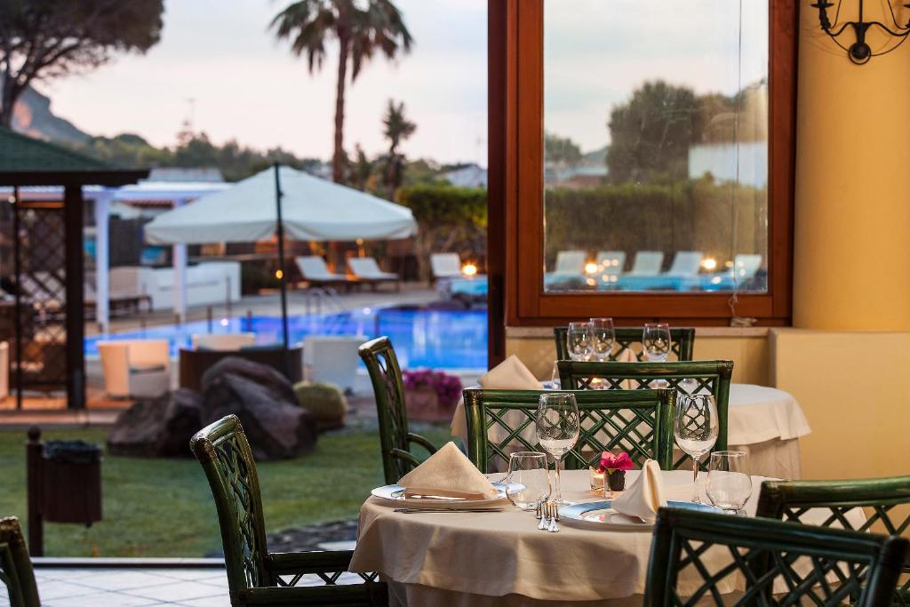 Bazén v ubytování Hotel Orsa Maggiore nebo v jeho okolí