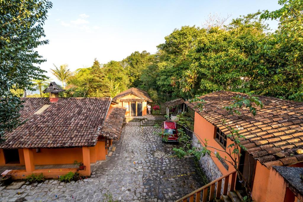 an overhead view of a street between two buildings at Hotel Taselotzin in Cuetzalán del Progreso