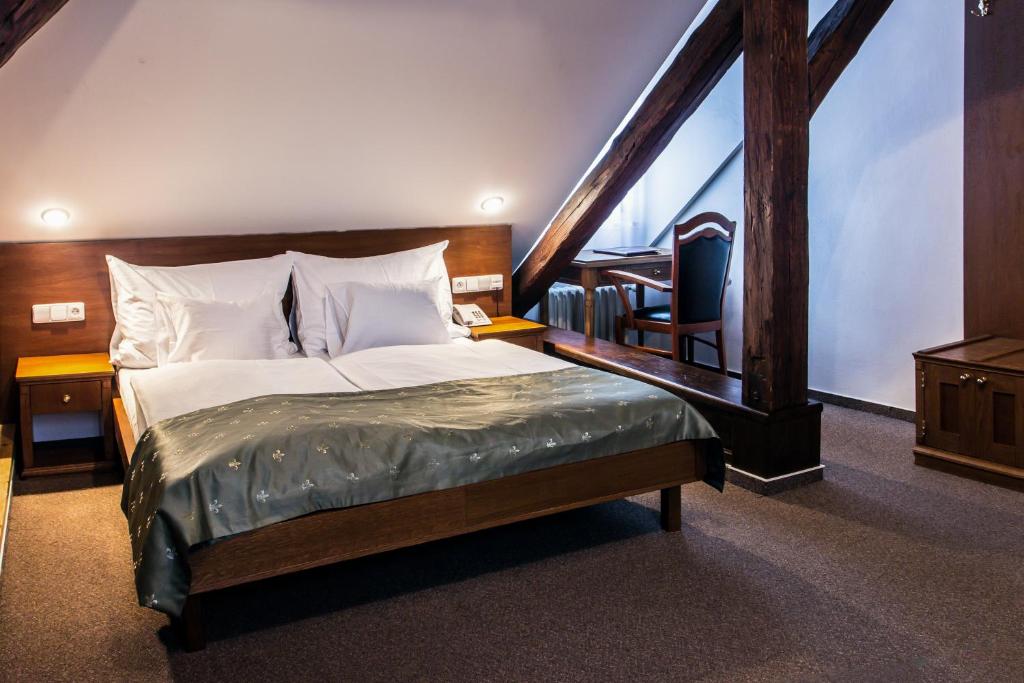 Postel nebo postele na pokoji v ubytování Hotel Dvorak Cesky Krumlov
