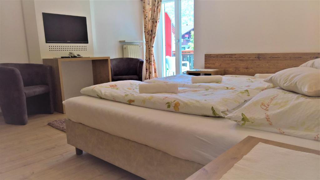 A bed or beds in a room at Hotel Krone