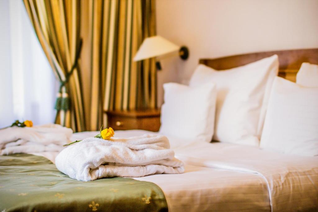 Postel nebo postele na pokoji v ubytování Hotel Dvorak Cesky Krumlov
