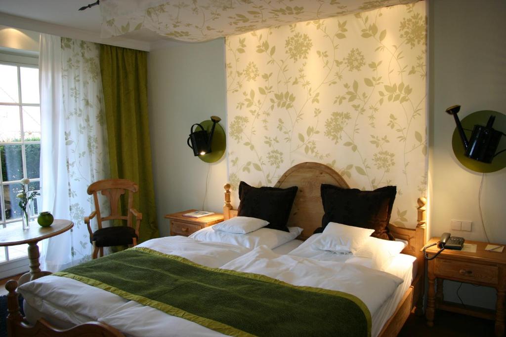 Postel nebo postele na pokoji v ubytování Hotel Heiligenstein