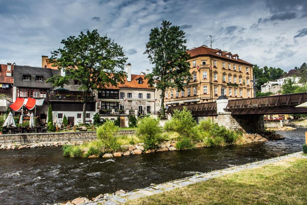 Výhled na řeku, která protéká v blízkosti hotelu