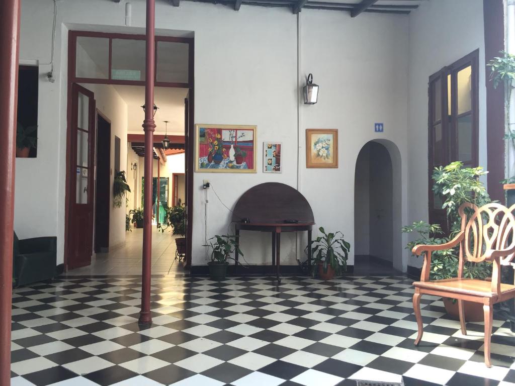 Habitación con chimenea y suelo a cuadros. en Posada Casa de Borgoña en Salta