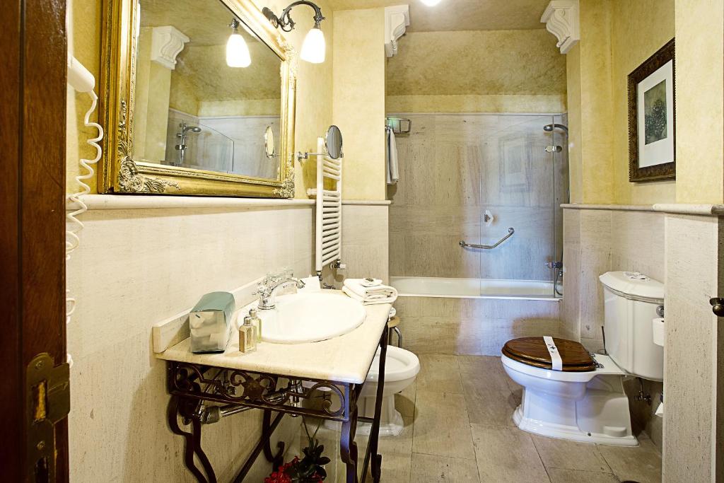 a bathroom with a sink, toilet and bathtub at Hotel Montelirio in Ronda