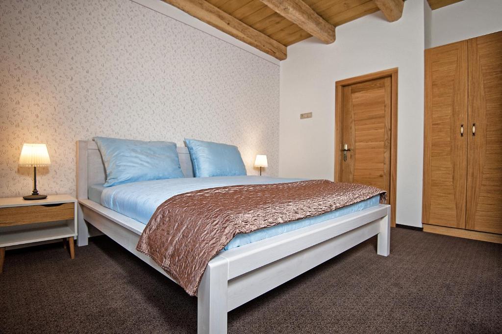 Postel nebo postele na pokoji v ubytování Vila Lednice