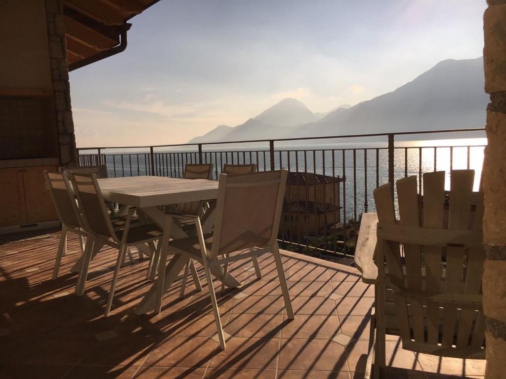 ブレンゾーネにあるAppartamento DELUXE 1 con vasca idromassaggio vista Lago di Garda, riscaldata, privata e utilizzabile tutto l'annoの海の景色を望むデッキ(テーブル、椅子付)