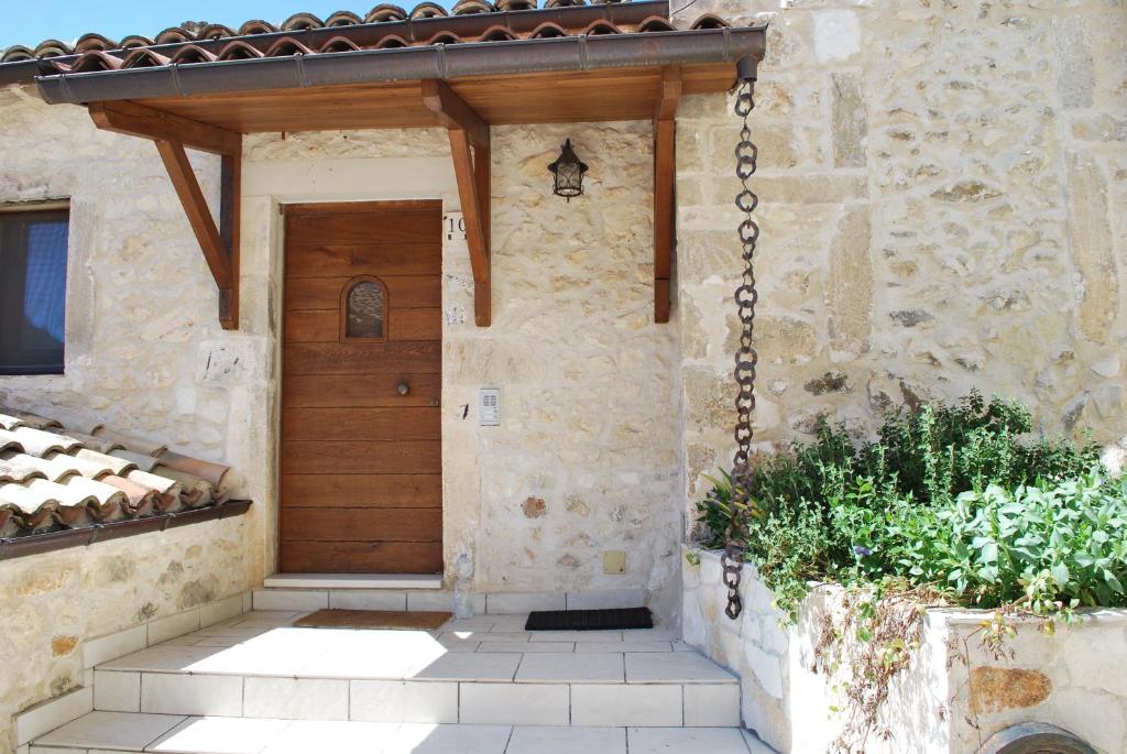drzwi wejściowe kamiennego domu z drewnianymi drzwiami w obiekcie Stone House Ilovemajella w mieście Pretoro