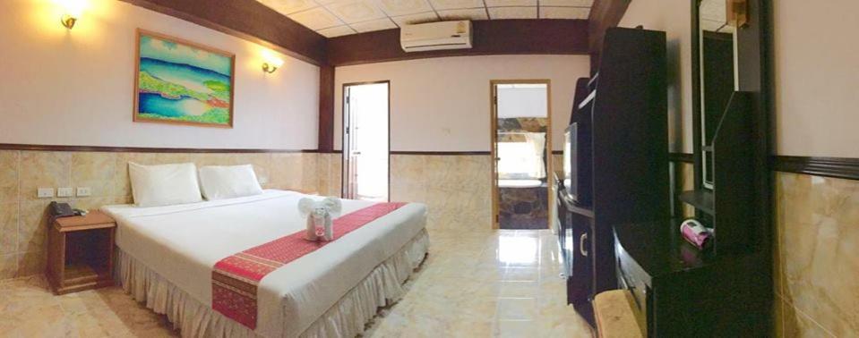 una camera con un grande letto di Kata Palace Phuket a Kata Beach