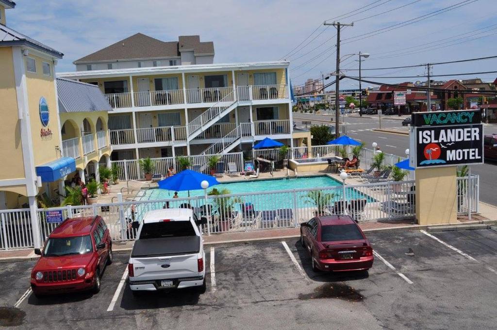 Вид на бассейн в Islander Motel или окрестностях