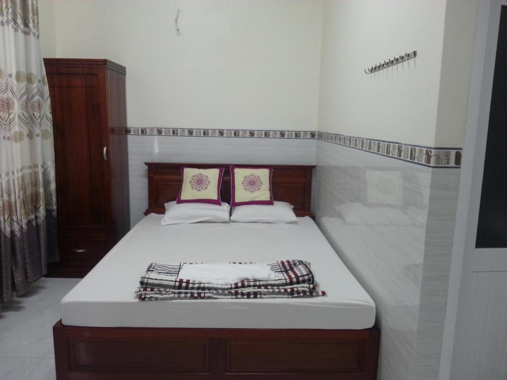 1 cama con 2 almohadas en una habitación en Hoang Oanh Motel, en Long Hai