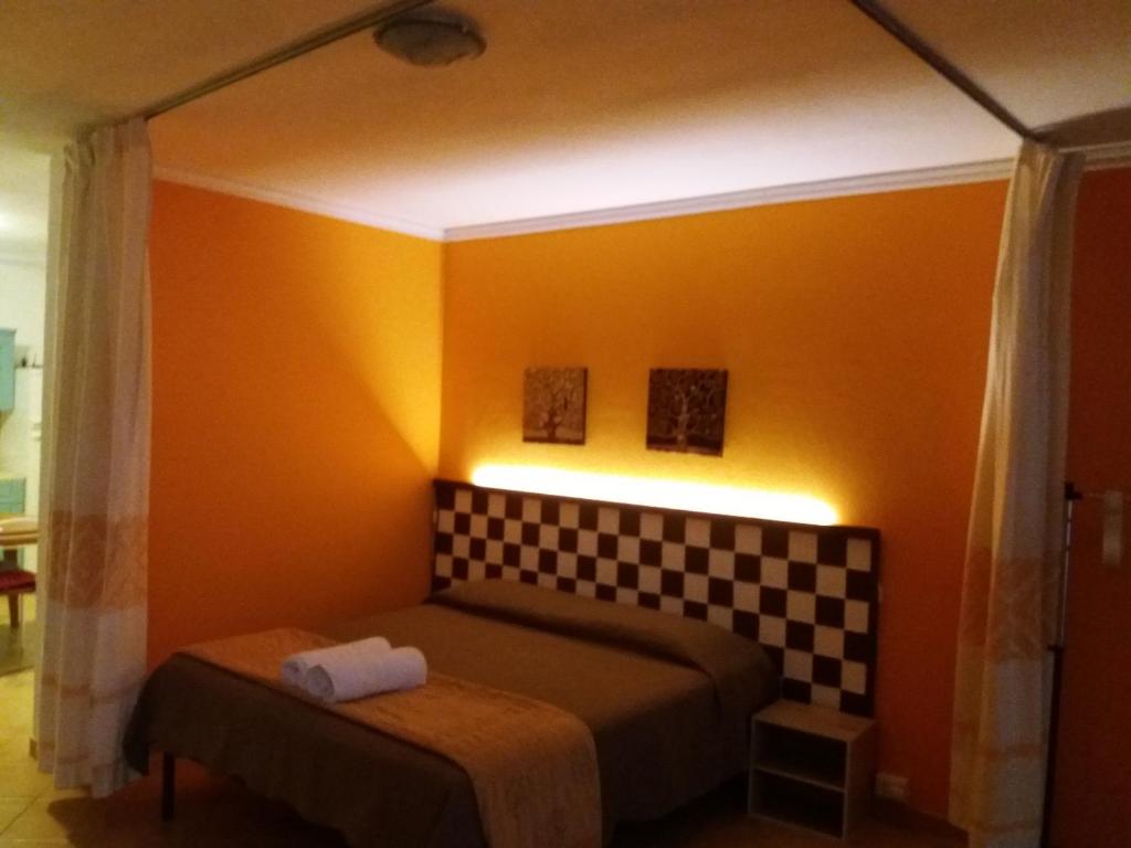 a bedroom with a bed with a checkered wall at Casarizzo in Olmedo