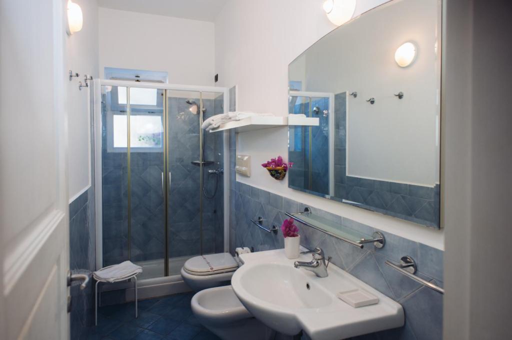 Koupelna v ubytování Hotel Punta Scario