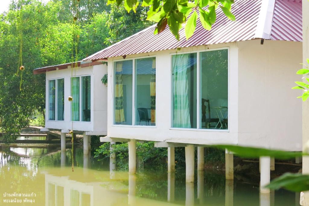 帕他仑Banpak Suankaew Talaynoi的洪水泛滥的街道上的房子