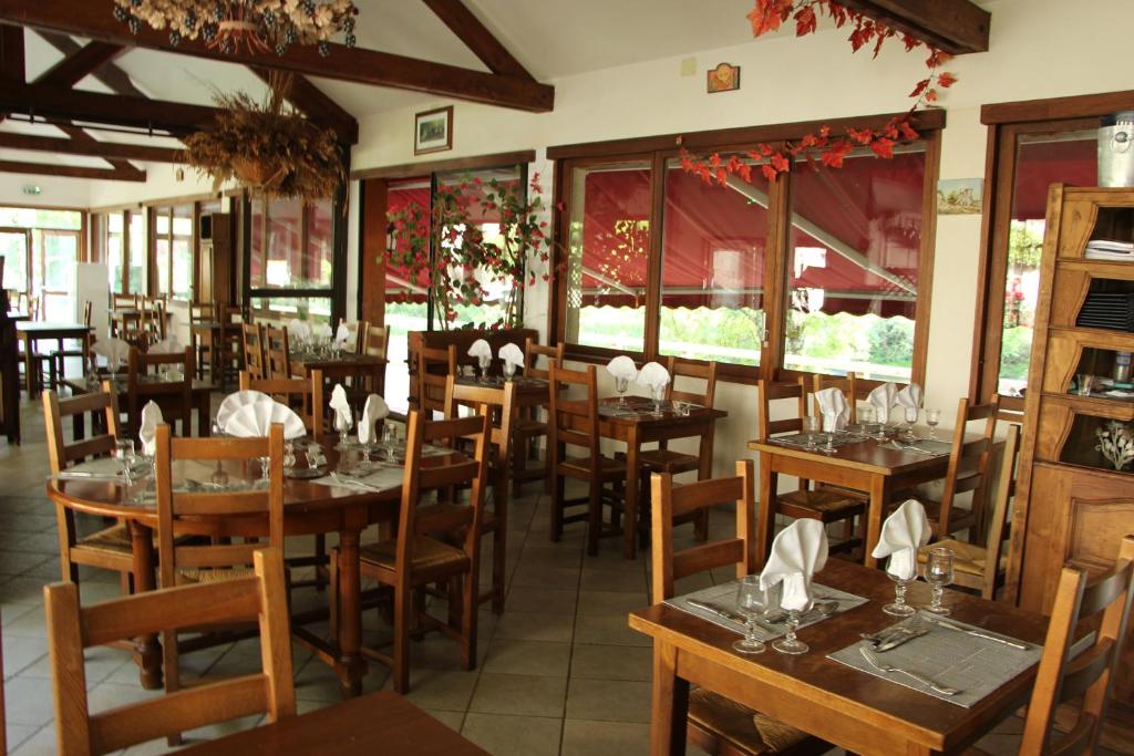 Restaurace v ubytování Hotel Restaurant Les Gorges de Chouvigny