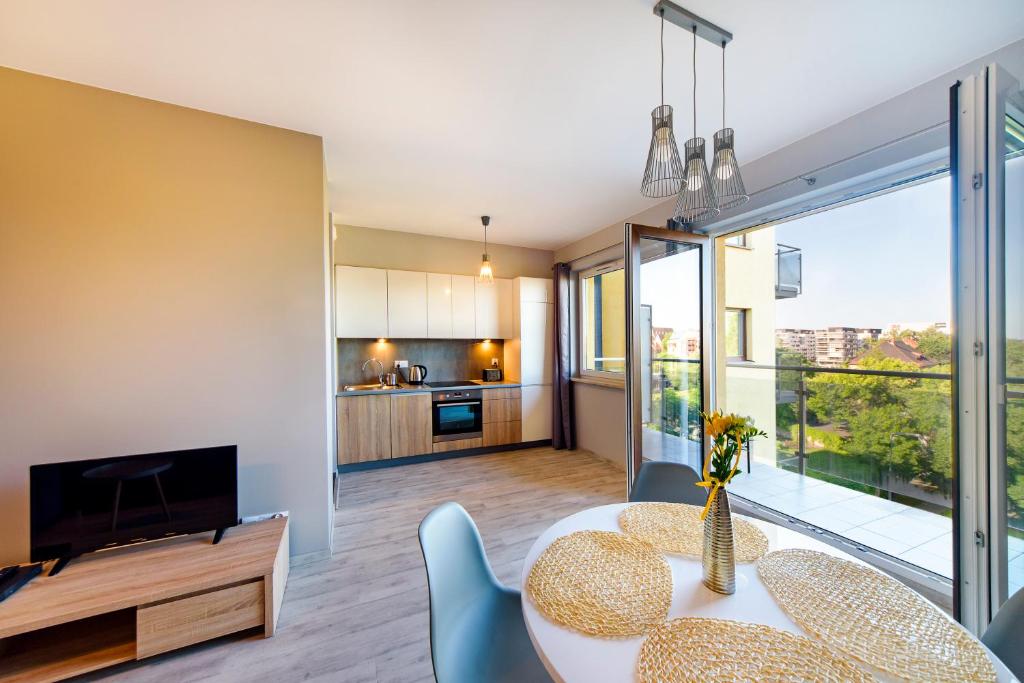 Kuchyň nebo kuchyňský kout v ubytování Apartamenty City View od WroclawApartament-pl