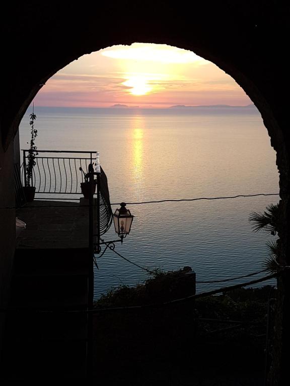 uma vista para o oceano a partir de um edifício com um pôr-do-sol em Residenza Porta di Mare em Castellabate