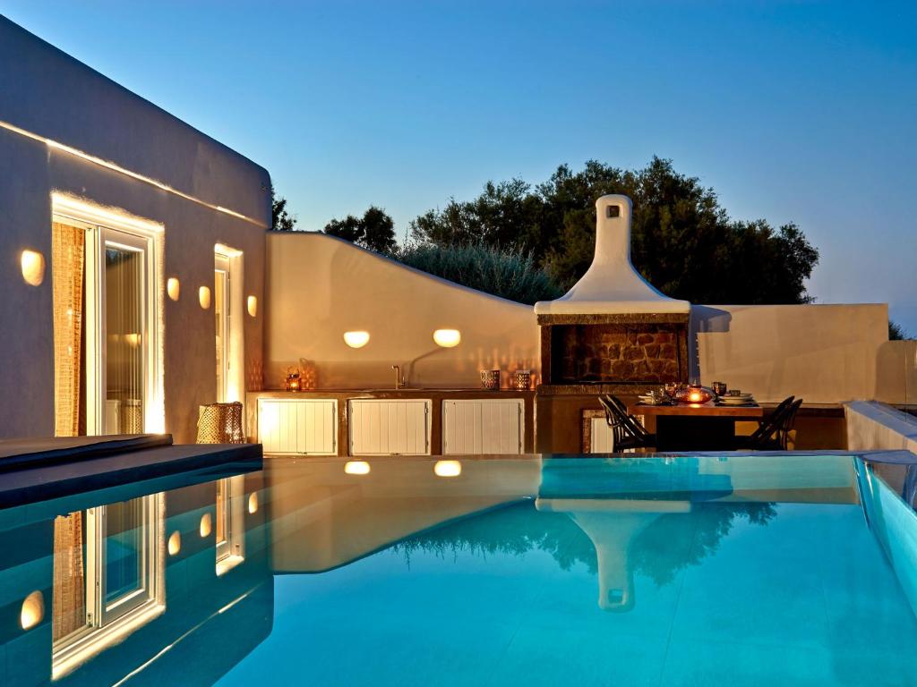 בריכת השחייה שנמצאת ב-Incognito Beach Villa Santorini או באזור